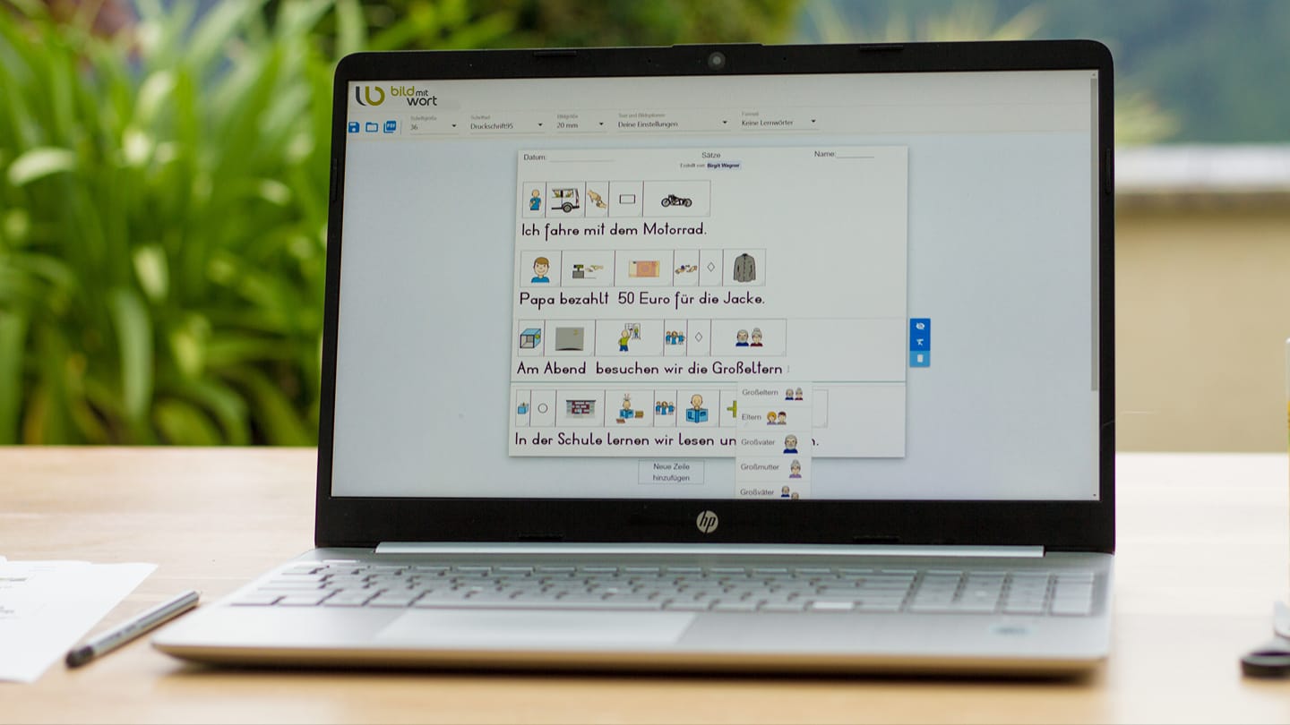 Ein Offener Laptop mit dem BildMitWort Editor am Display. Das Herzstück ist der eigens kreierte Editor der Plattform unabhängig über den Browser verwendet werden kann.